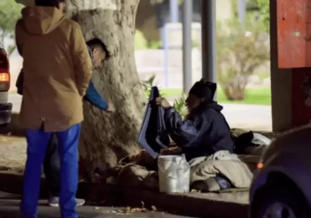 Le robaron las muletas a un hombre en situaci�n de calle.