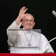 El Papa Francisco mostró una "ligera mejoría", indicó el nuevo parte médico