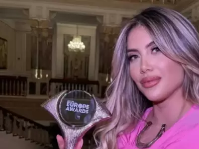 Wanda Nara muestra la distinci�n que recibi�, cerca andaban la China Su�rez e Icardi.