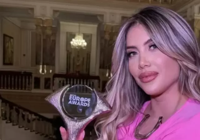 Wanda Nara muestra la distinci�n que recibi�, cerca andaban la China Su�rez e Icardi.