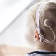 Implante coclear, el dispositivo que logra que todos puedan escuchar y hablar
