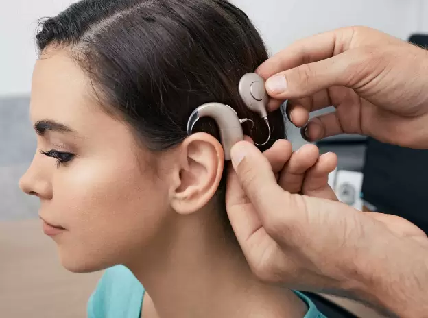 Hay varios tipos de implantes cocleares disponibles, pero los m�s comunes son los que utilizan electrodos para estimular el nervio auditivo.