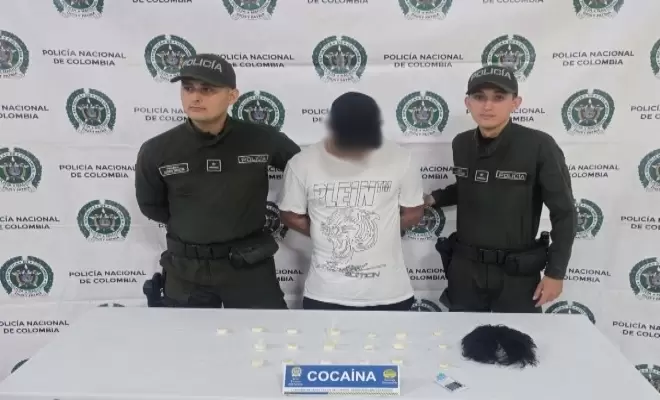 El capturado ocultaba 19 c�psulas de coca�na camufladas en la peluca.