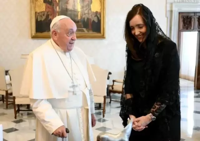 Emotiva despedida de Victoria Villarruel al papa Francisco