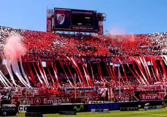 Los hinchas de River festejan.