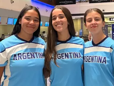 Zoe, Delfina y Chiara, pronto a subir al avi�n.