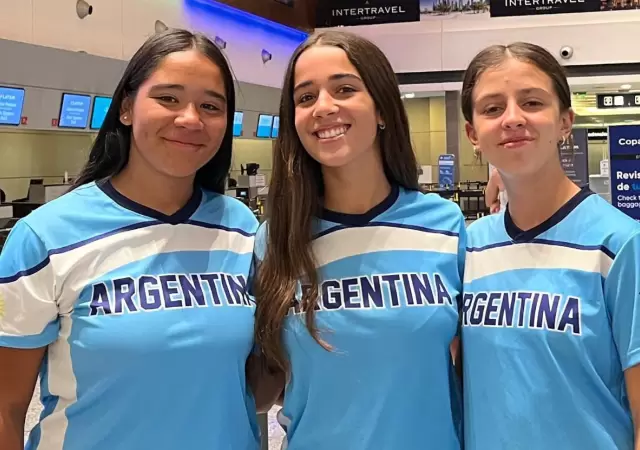 Zoe, Delfina y Chiara, pronto a subir al avi�n.