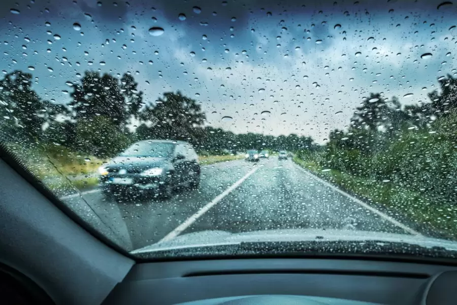 Reducir la velocidad cuando llueve: una verdad de perogrullo, pero pocas veces puesta en pr�ctica.