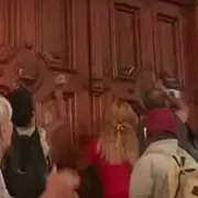 Una pueblada pidi� justicia por Kim G�mez y atac� la muni de La Plata