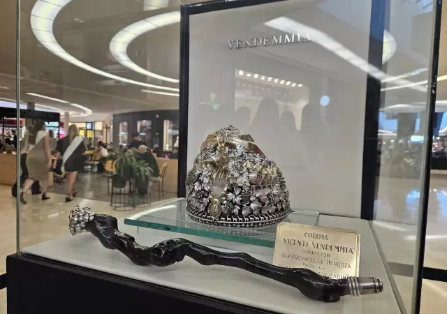 La corona vendimial, smbolo del progreso mendocino. (X @GarecaGc)