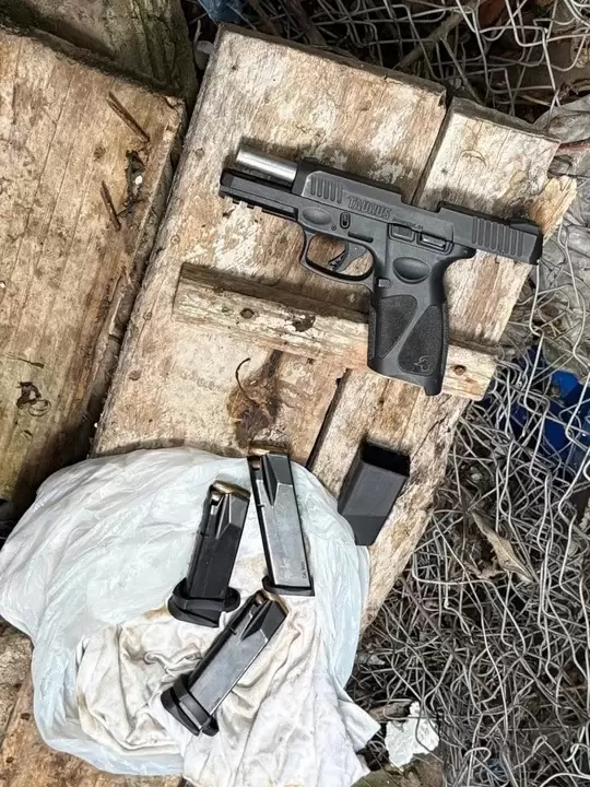Una pistola CAL. 9 MM con tres cargadores. (Fotograf�a: Agencia Noticias Argentinas).