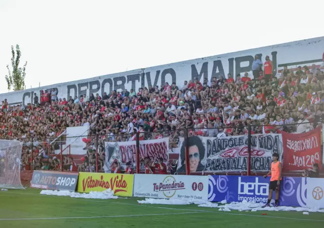 Deportivo Maip� juega como local.