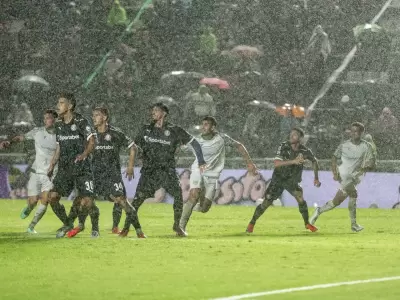 Banfield y el Rojo se termin� jugando bajo un diluvio