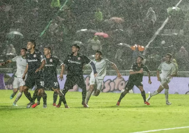 Banfield y el Rojo se termin� jugando bajo un diluvio