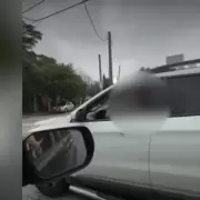 Suspendieron al conductor que insultó y chocó a propósito a una pareja