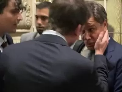 Una c�mara interna del Congreso registr� el momento del cruce entre Facundo Manes y Santiago Caputo.