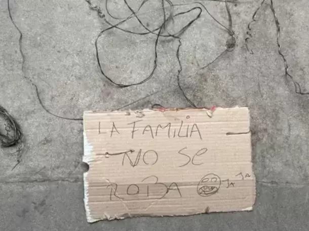 Este es el cartel que ten�a el muchacho colgado en su cuello.