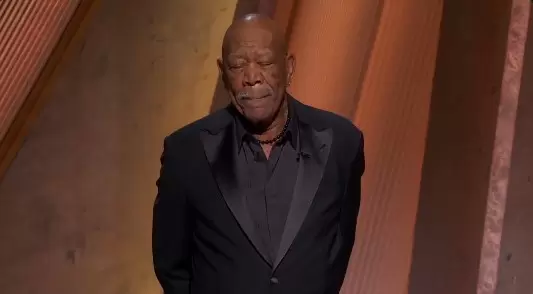 Morgan Freeman rinde homenaje a su "querido amigo" Gene Hackman.