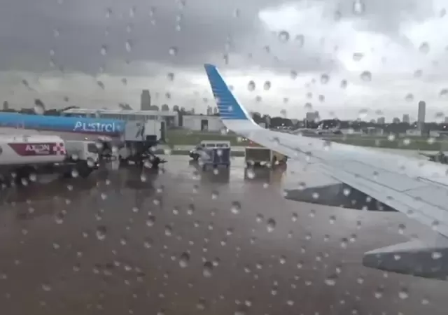 Se registraron demoras de hasta cuatro horas en Aeroparque por la tormenta./