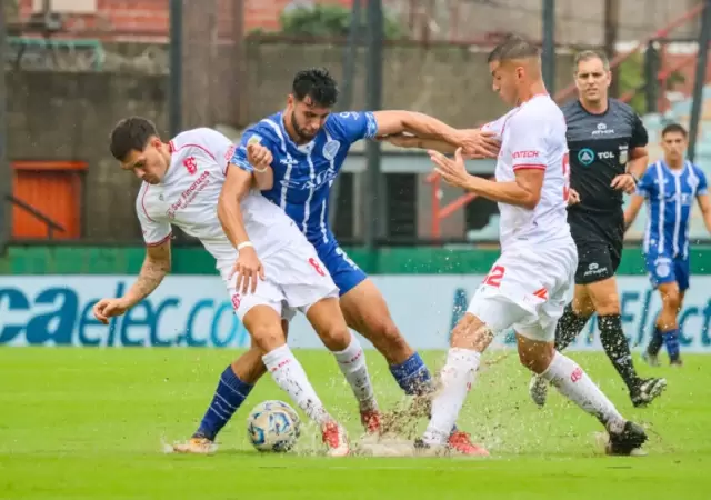 Pasados por agua en el estadio de Arsenal de Sarand�
