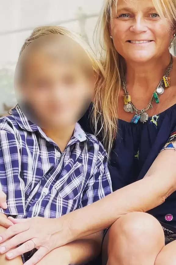 Natalia Andrade junto a su hijo.