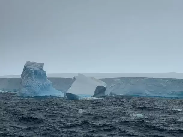 El A23a, visto desde la costa.