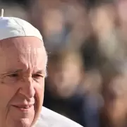 El mundo atento: el Papa Francisco sigue luchando y su pronostico es reservado