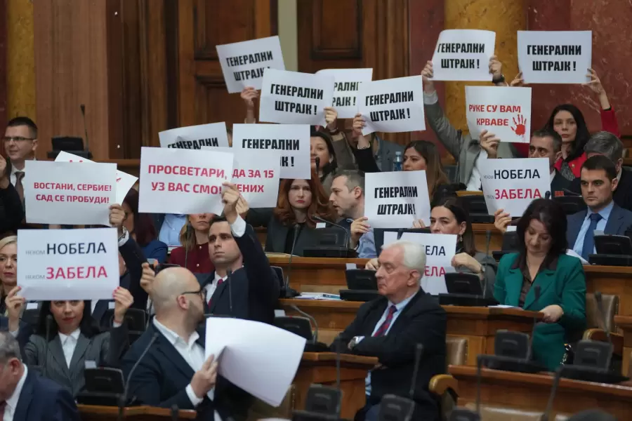 El Parlamento ten�a previsto aprobar este martes una ley para aumentar los fondos destinados a las universidades.