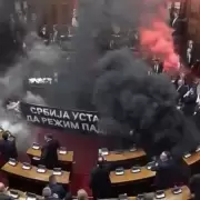 Una sesi�n del Parlamento serbio termin� en una pelea con granadas de humo y bengalas