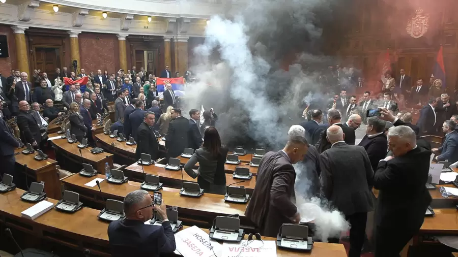 El Parlamento serbio se convirti�, este martes, en una verdadera batalla campal.