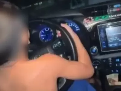 Nene de 7 a�os manejando/