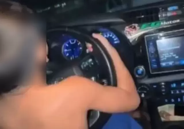 Nene de 7 a�os manejando/