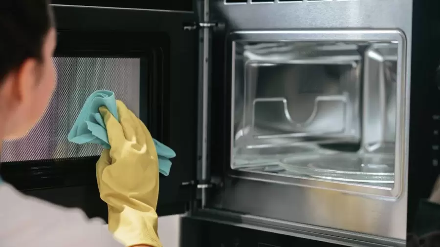 El bicarbonato permite limpiar profundamente el horno microondas, sin rayar el vidrio.