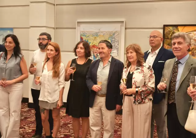 Los organizadores de la muestra y la ganadora