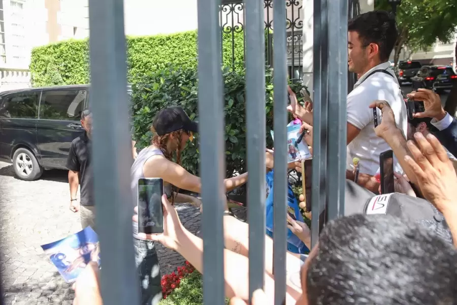 Los fans enloquecidos con la cantante