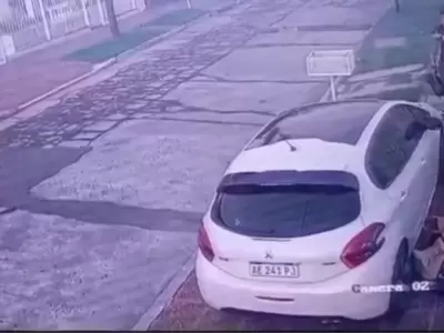 Dos motochorros sorprendieron a una comisaria en el momento en que estaba por llevar a su hijo al colegio.