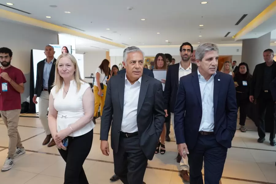 Hebe Casado, vicegobernadora de la provincia, Alfredo Cornejo, gobernador, y Luis Caputo, ministro de Econom�a.