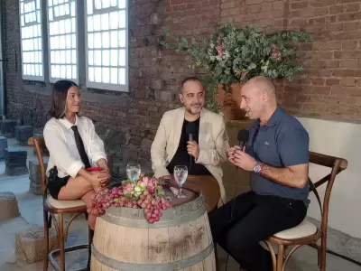 Esteban Trebucq junto a los periodistas Emilia Iglesias y Gabriel Landart de Grupo Cooperativa.