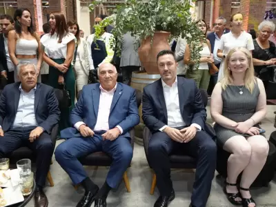 El gobernador Alfredo Cornejo junto con Emilio Magnaghi, presidente de la Cooperativa Empresa El�ctrica de Gosoy Cruz, Luis Petri y Hebe Casado
