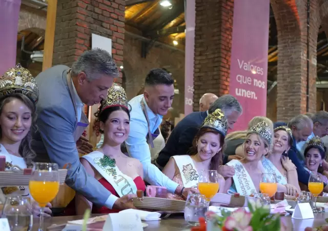 En el Desayuno Real los intendentes de cada departamento agasajan a sus reinas en representacin del pueblo mendocino.