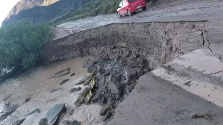 La ruta 51, que une varias localidades de Salta, destrozada por el r�o Toro.