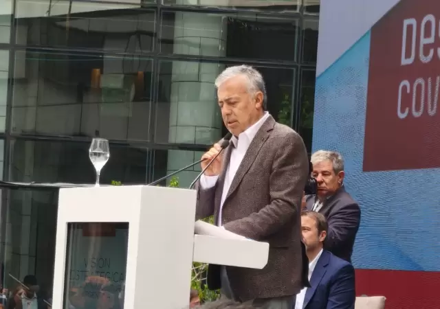 El gobernador de Mendoza, Alfredo Cornejo durante su discurso en el desayuno de Coviar.