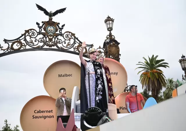 Las calles mendocinas se vistieron de color con el Carrusel de Vendimia