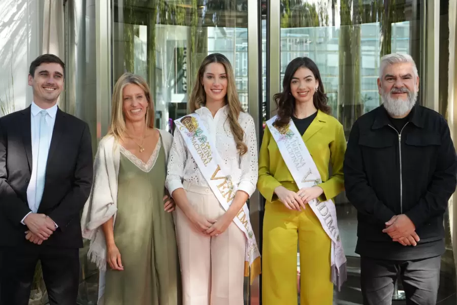 Alejandrina y Sof�a con funcionarios