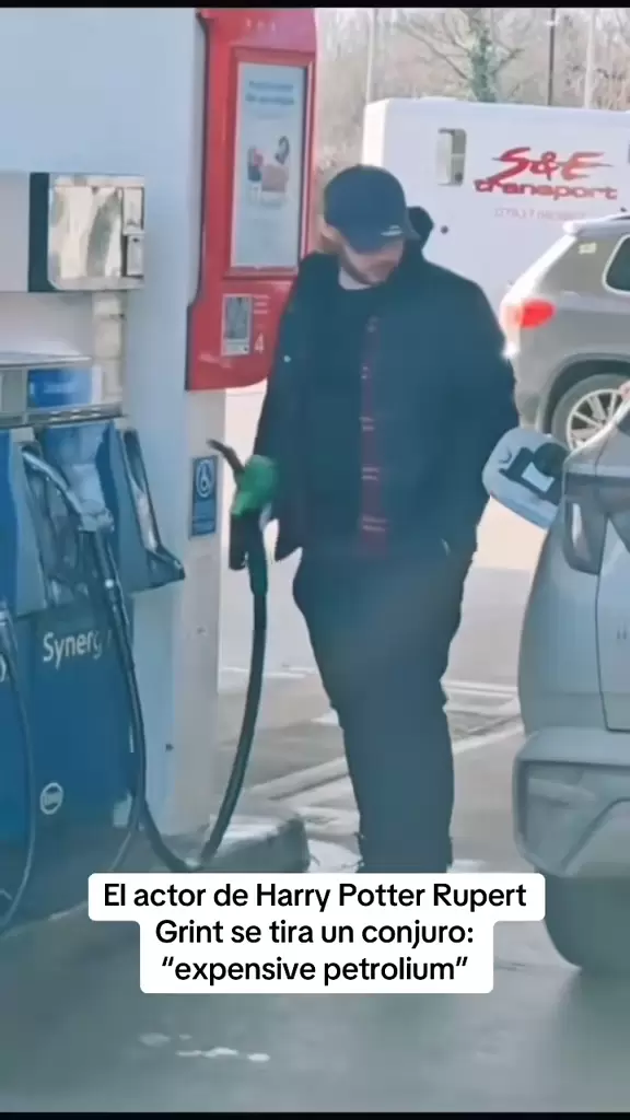 Rupert Grint y su momento �pico en una estaci�n de servicio.