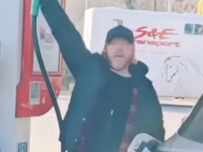Grint no puede evitar imitar a Ron Weasley.