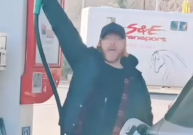 Grint no puede evitar imitar a Ron Weasley.