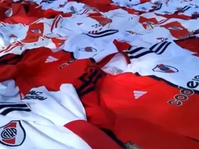 Camisetas de River que fueron confiscadas en el operativo de este domingo.