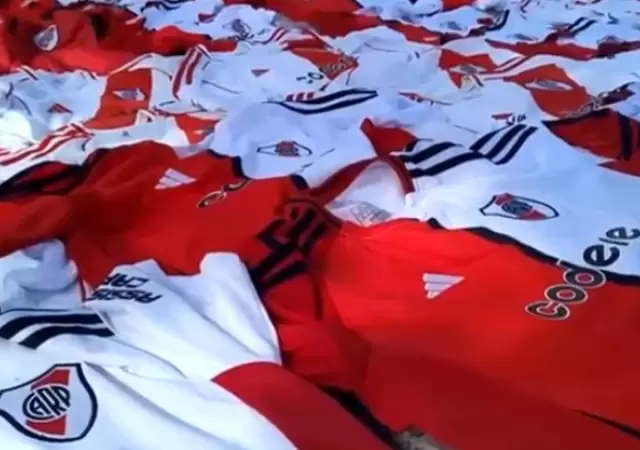 Camisetas de River que fueron confiscadas en el operativo de este domingo.