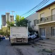 Un camionero perdi� el control del transporte y destroz� todo a su paso